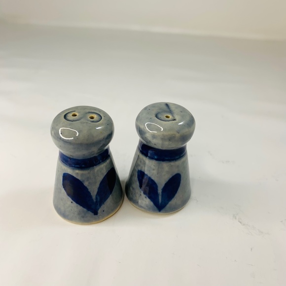 Set of 2 mini glazed pottery salt and pepper shakers with blue hearts un… - Picture 5 of 13